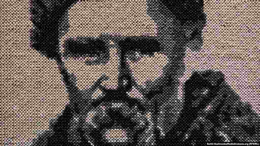 Портрет Тараса Шевченка Федуна Михайла (Тернопільська область, село Панасівка). «Картина Тараса Шевченка виконана в стилі сірників у два ряди, на роботу пішло близько 6 місяців. Кожен сірник фарбувався і ставився у відповідне місце, загалом їх пішло 39409. Дуже захоплююча робота, коли починав робити, не міг відірватись, тому що кожен раз цікавіше, що вийде з того», – каже автор.