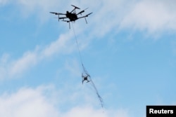 Дрон-перехоплювач зловив у сітку інший дрон