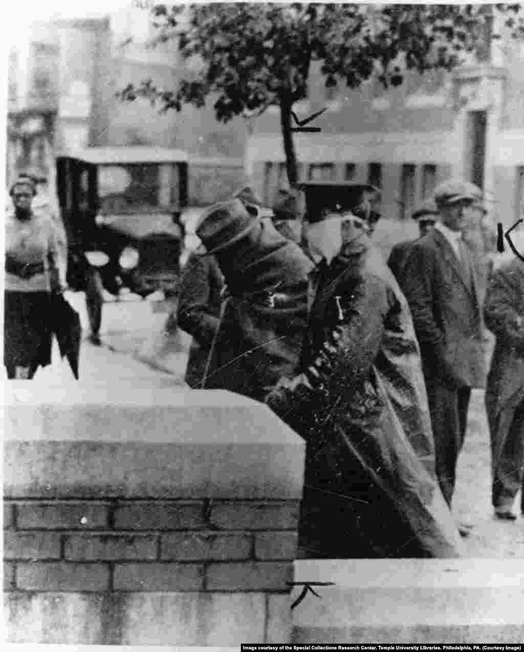 Поліцейський супроводжує хворого на «іспанку» в лікарню у Філадельфії в жовтні 1918 року.