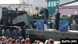 Лукашенко під час виступу на Мінському заводі колових тягачів, коли робітники кричали йому: «Іди!» , 17 серпня