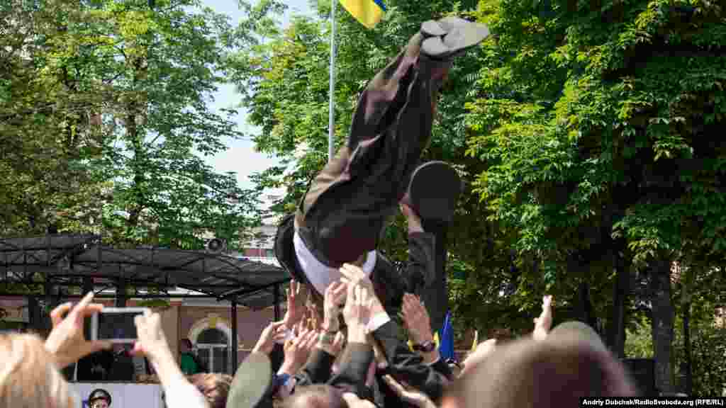 Офіційна церемонія позаду, тепер лише радість та...  смуток за роками у ліцеї