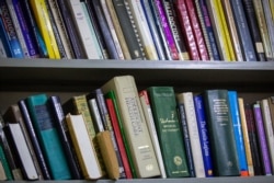 Книжки на полиці бібліотеки у відділенні реабілітації