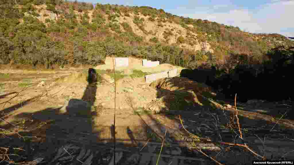 Разбивка экспозиционного розария на месте прежних  селекционно-коллекционных участков фейхоа и гранат. Когда-то старый розарий застроила  фирма «Консоль»