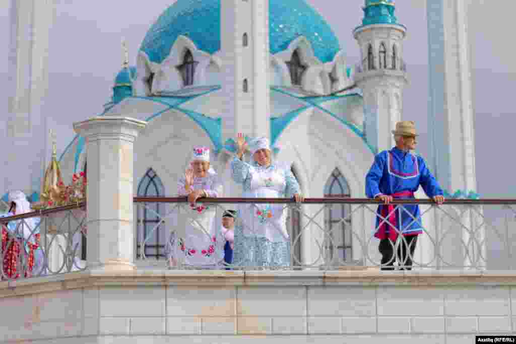 Кол Шәриф мәчете каршын бу көнне милли киемле ансамбльләр бизәде 
