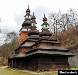 Українська дерев’яна церква святого Михаїла 17-го століття у Празі, яку в 1929 році перевезли із Закарпаття з села Медведівці