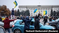 Херсонці зібралися в центрі міста і святкують звільнення від російської окупації. Херсон, 12 листопада 2022 року