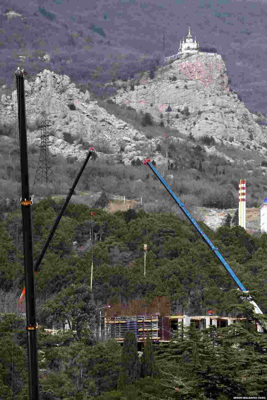 Некоторые жители Фороса создали петицию с требованием спасти парк, которую на момент публикации материала подписали порядка 12 тысяч человек. Активисты требуют «остановить варварское истребление насаждений; провести общественное обсуждение проекта застройки; запретить строительство новых многоэтажных зданий; не допустить дробления парка»