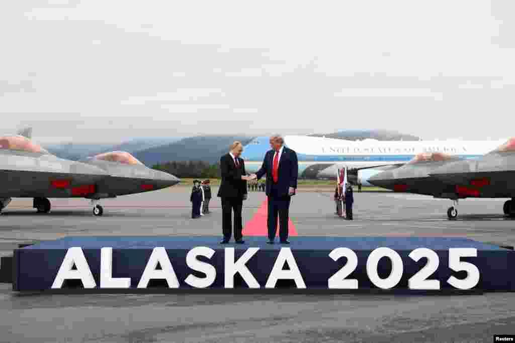 Dok su hodali jedan pored drugog na pisti novinari su uzvikivali pitanja dvojici lidera, uključujući i to da li će ruski lider prestati s napadima na civile ili pristati na prekid vatre. Nije jasno da li su njih dvojica mogli da čuju pitanja.