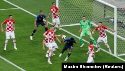 Гравці збірних Хорватії та Франції у фінальному матчі чемпіонату світу з футболу, Москва, Росія, 15 липня 2018 року