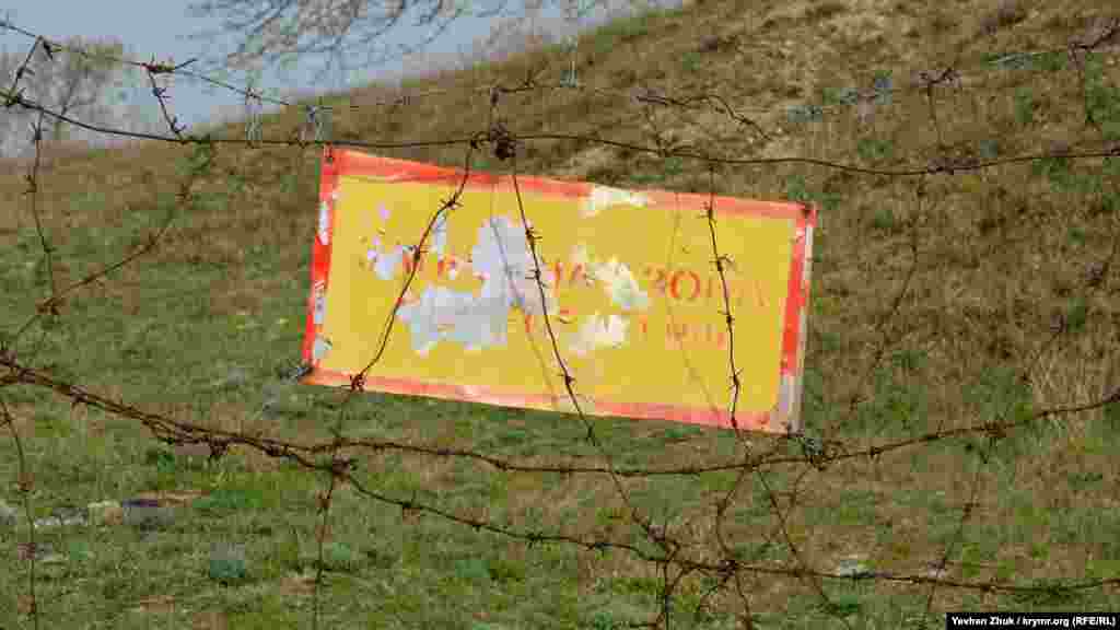 Дальность стрельбы составляла 42 километра, а площадь, покрываемая огнем батареи – около пяти тысяч квадратных километров. Каждая из башен весила 1360 тонн и способна выдержать прямое попадание средней авиабомбы. Вес снаряда – 471 килограмм. Подземные казематы уходят на несколько этажей вглубь. В общей сложности их высота достигает почти 40 метров. Фортификация была полностью автономна, имела собственную электростанцию и резервуары с водой  