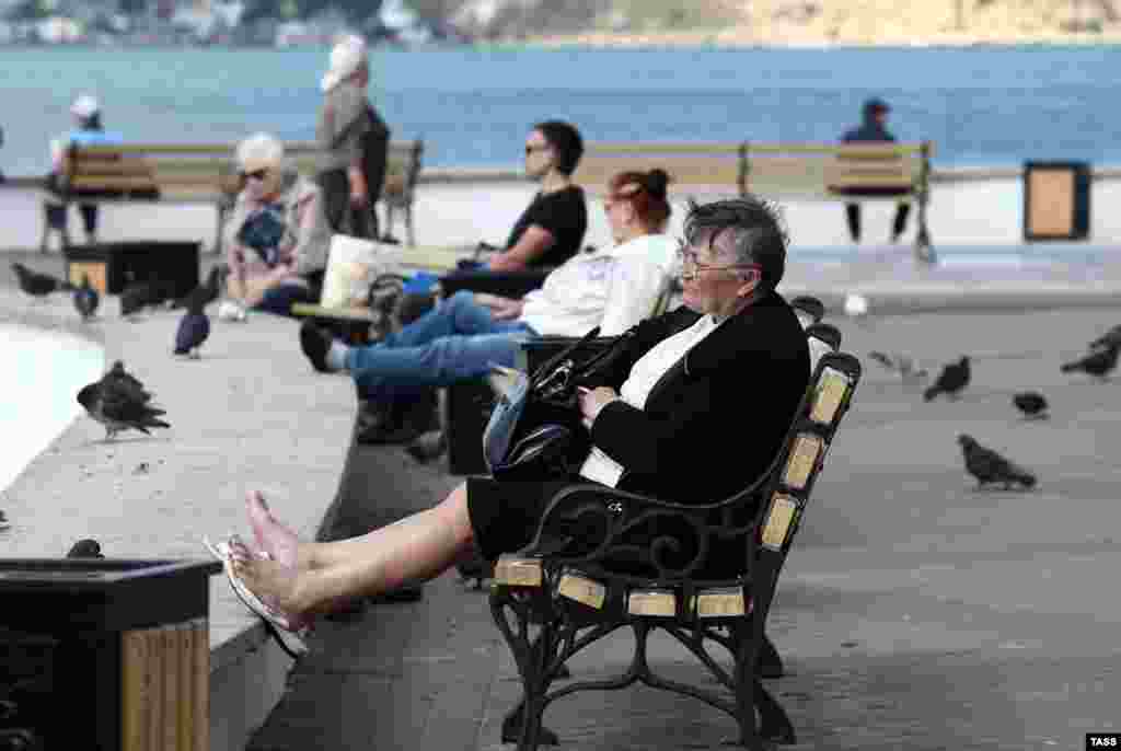 1 июня 2020 года в Крыму и Севастополе ослабили «режим повышенной готовности». Российские власти полуострова разрешили работу летних площадок кафе и ресторанов. Возобновилась работа маломерных прогулочных судов, а также аренда катеров и яхт в экскурсионных и личных целях