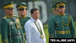 Родріго Дутерте (в центрі)