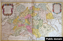 Карта Московії, видана в 1685 році в Парижі. Саме карту цього року видання Сансона-Жайо і показав Зорькін Путіну. Але на кольоровій версії Україна не зафарбована разом з Московією. Крим позначений окремо – як і лівобережний південь України (Мала Татарія)