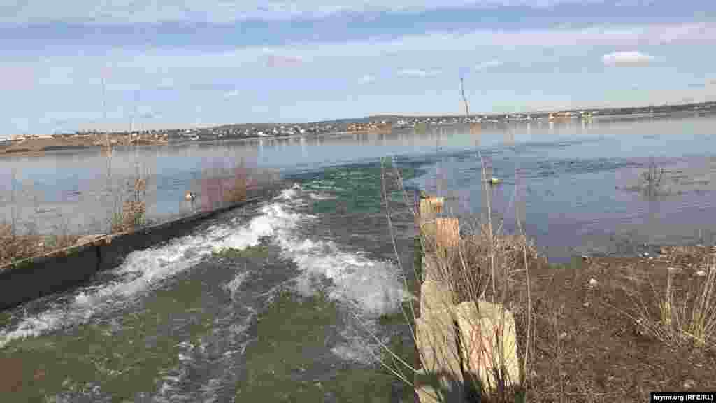 В январе российские власти Крыма начали переброску воды из Белогорского водохранилища в соседнее – Тайганское. В Крымском управлении водного хозяйства и мелиорации объяснили, что это связано с «необычайно обильными зимними осадками»