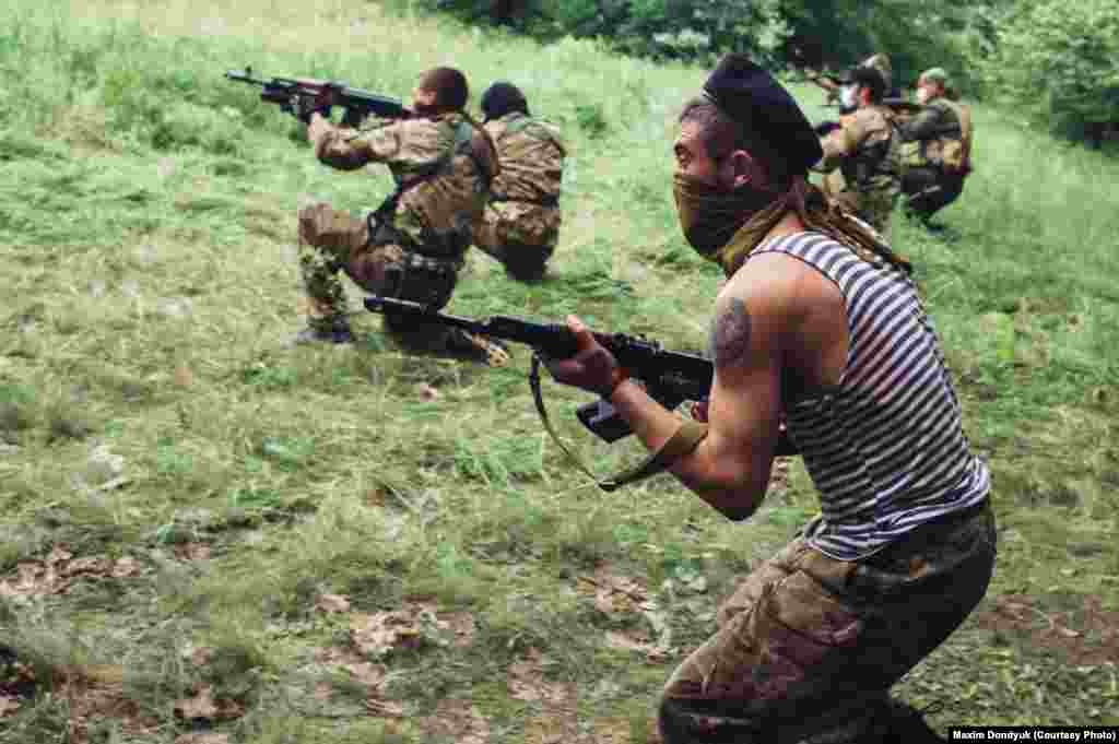Батальон "Восток" так называемой "ДНР" обучает рекрутов в лесу под Донецком. 1 июня 2014 года. 