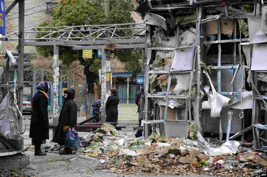 Люди чекають транспорт на зупинці Куйбишева за півтора кілометри від аеропорту Донецьк, 24 жовтня 2014 року