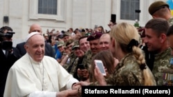 Папа Франциск вітає українських військовослужбовців у Ватикані