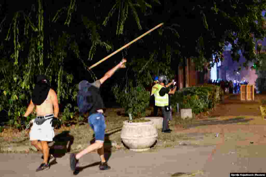 Demonstranti sa pokrivenim licima tokom sukoba u Novom Sadu.