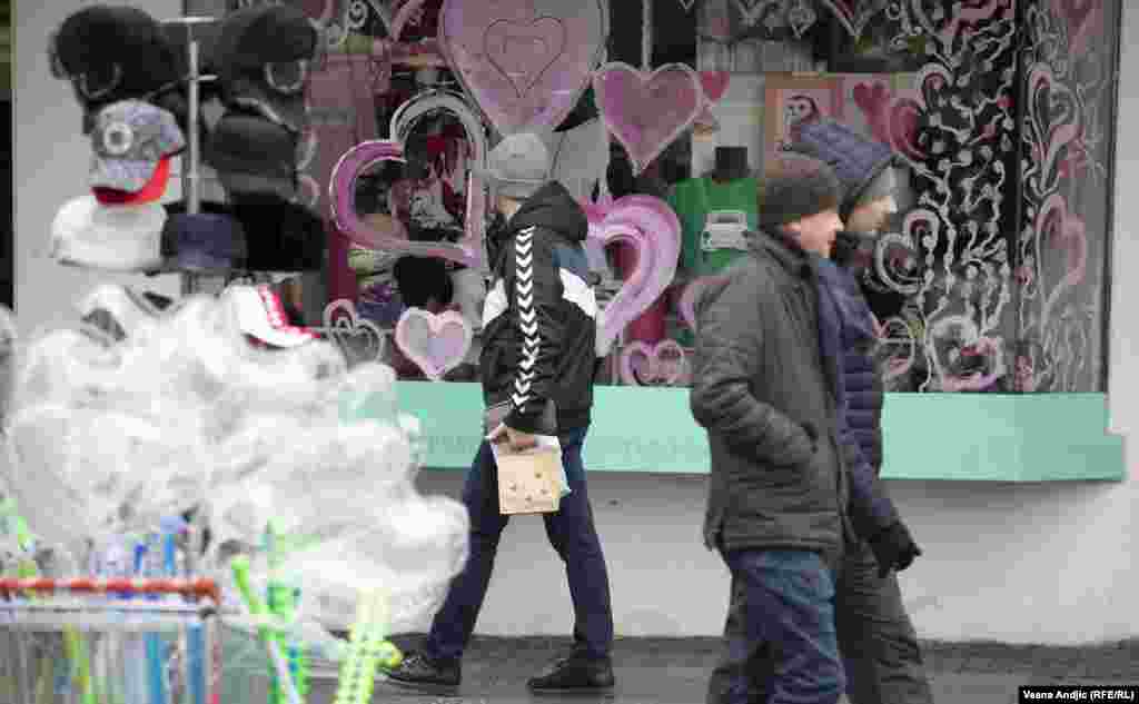 Dekorisani izlozi za Dan zaljubljenih