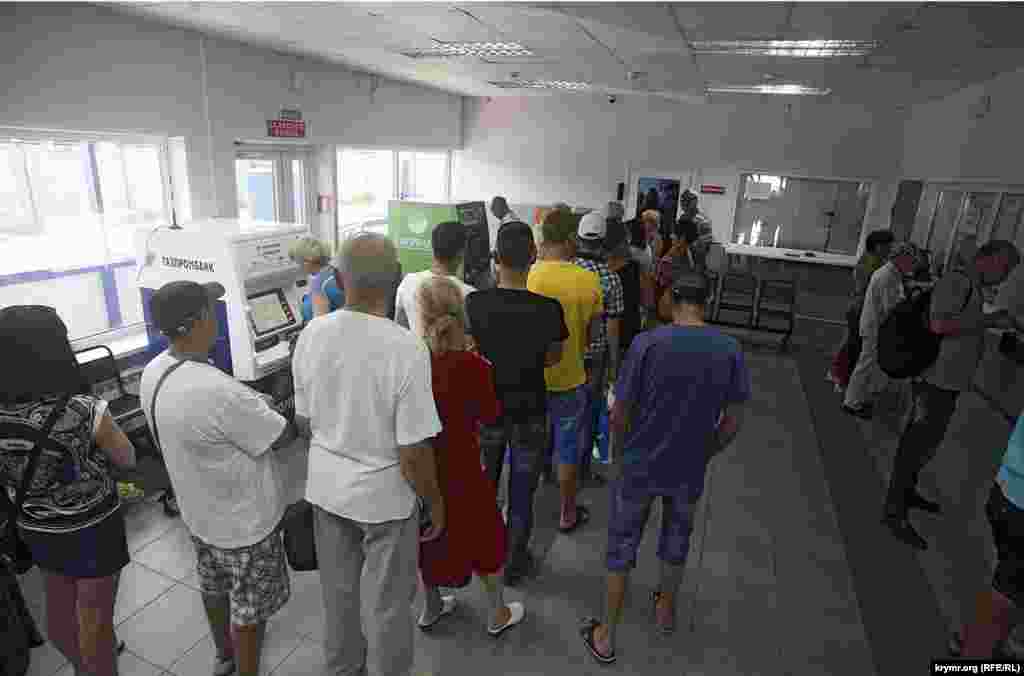  Люди, едущие на отдых в Крым, снимают наличные