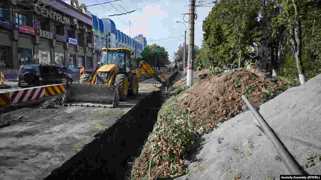 Рабочие с помощью специальной техники снимают старое асфальтовое покрытие на двух полосах движения – от пересечения улицы с переулком Гренажным до пересечения с улицей Козлова