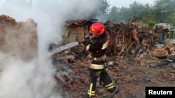 Рятувальники гасять пожежу після російського удару, Прилуки, Чернігівська область, 5 червня 2025 року