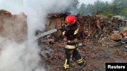 Рятувальники на місці влучання в Прилуках, 5 червня 2025 року