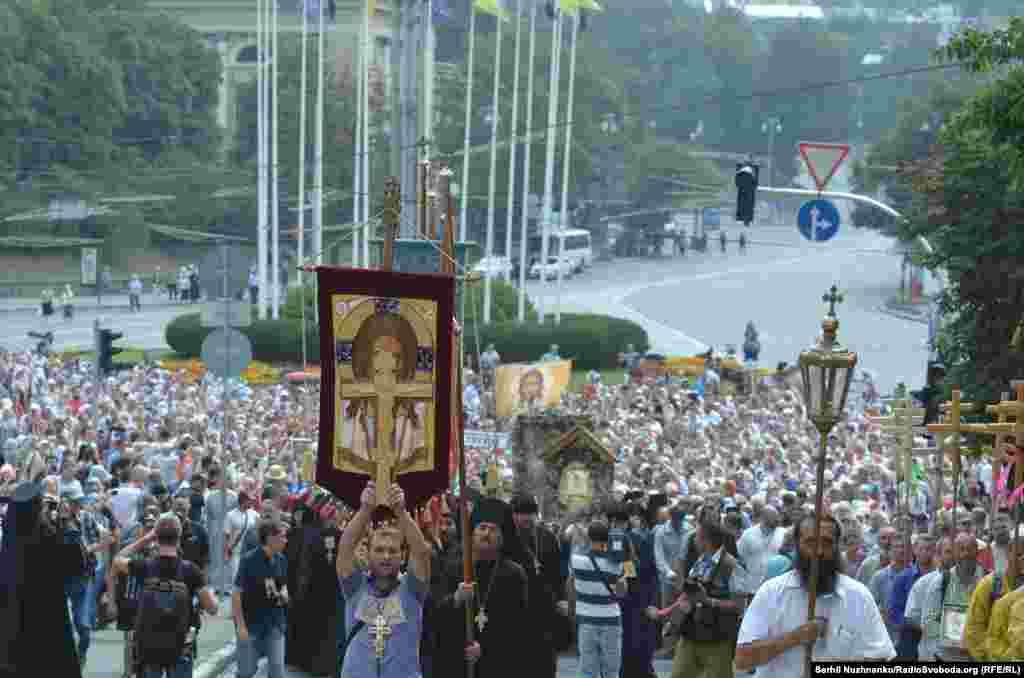 Керівник Національної поліції Хатія Деканоїдзе заявила про відсутність серйозних інцидентів під час ходи УПЦ (МП) в Києві. За її словами, до Києва з регіонів прибуло 8,7 тисячі учасників хресної ходи.