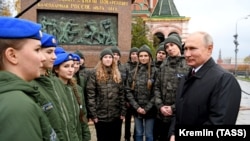 Володимир Путін зустрічається з молоддю біля пам'ятника Мініну і Пожарському