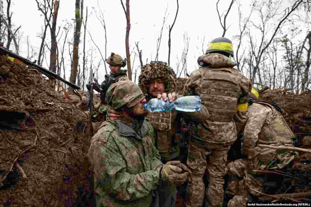 Район Бахмута, 11 травня 2023 року. Український боєць із позивним «Адвокат» дає напитися російському солдату, захопленому у полон. Ще один військовий РФ, який був поруч із цим, підірвав себе гранатою. «Адвокат» невдовзі після цього зникне безвісти в бою неподалік цього місця