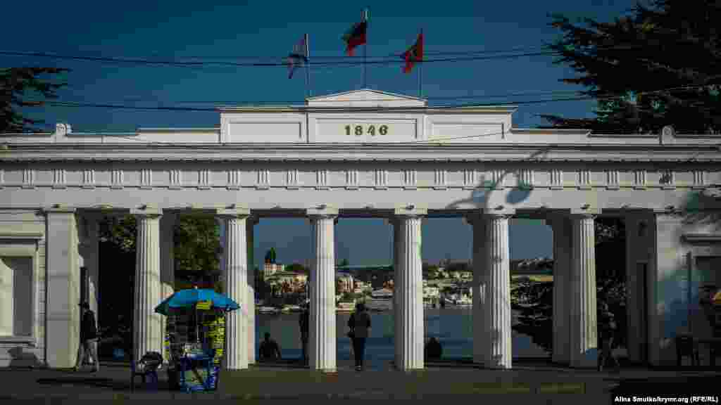 Выход на Графскую пристань. Графская пристань расположена в южной части Севастопольской бухты. Ее построили в конце XVIII века. В 1787 году к приезду Екатерины II пристань переименовали в Екатерининскую, а позже она получила название Графской в честь графа Войновича  