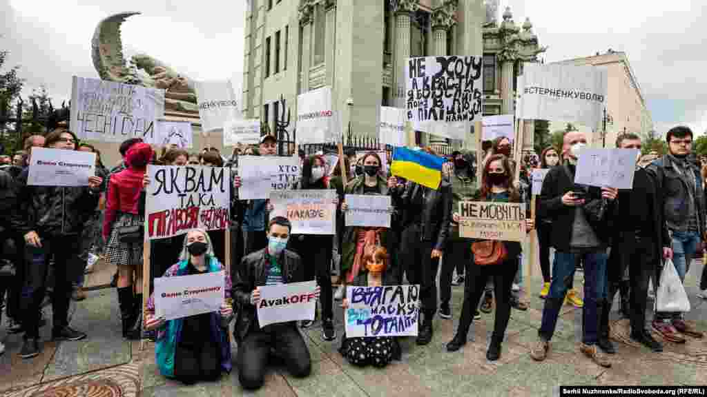 Декілька сотень людей влаштували ввечері неділі під Офісом президента акцію на підтримку активістів Сергія Стерненка і Руслана Демчука, визнаних судом першої інстанції винними у викраденні одеського депутата проросійської партії «Родіна» Сергія Щербича.