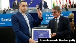Український режисер Олег Сенцов отримує премію Сахарова від президента Європарламенту Давида Сассолі, Стразбург, Франція, 26 листопада 2019 року