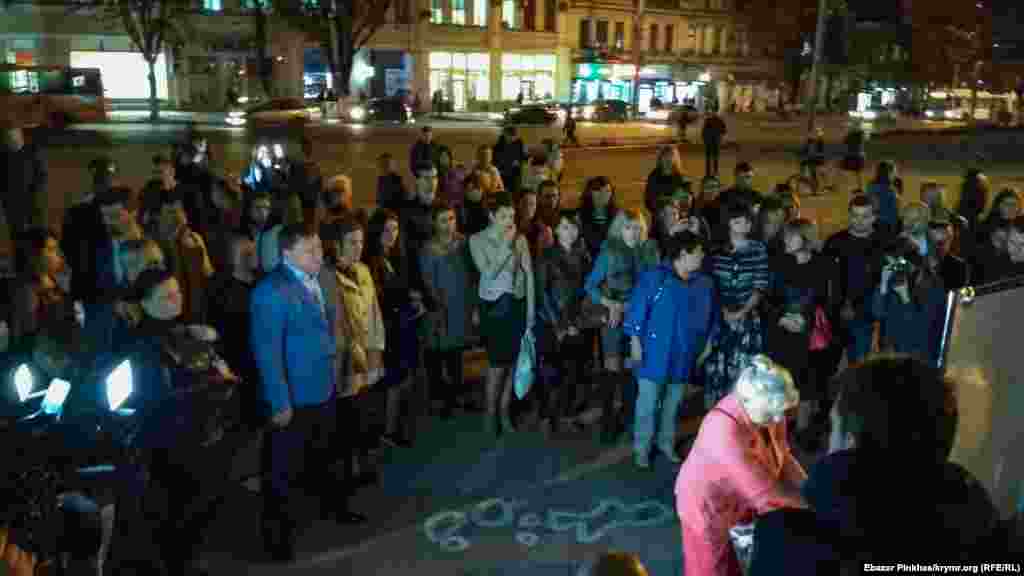 Следственный комитет России вначале квалифицоровал случившееся как «теракт», но позже изменил на «массовое убийство». В день проишествия свои соболезнования выразили президенты Украины, России, дипломаты и неравнодушные. Прокуратура АРК также начала расследование событий в Керчи. После взрыва российский глава Крыма Сергей Аксенов объявил в Крыму трехдневный траур. На фото – акция скорби по погибшим в Симферополе 17 октября