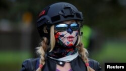 Simpatizerka ultradesničarske grupe Proud Boys na okupljanju u Portlandu, 26. septembar, 2020.