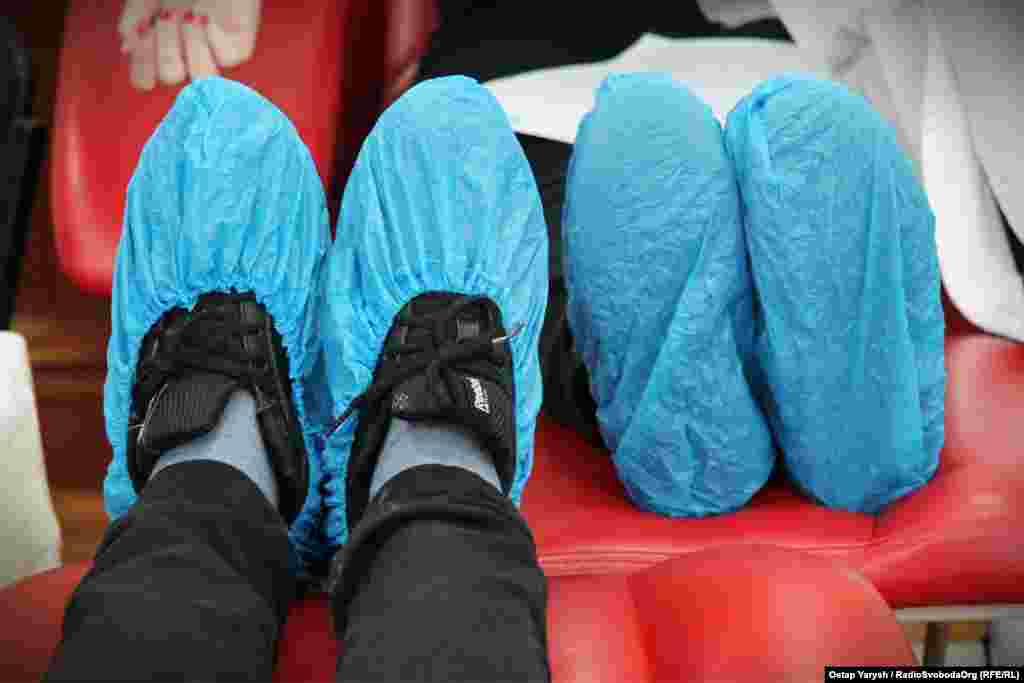 Все відбувається у стерильних умовах – аби увійти до приміщення, люди мають скинути верхній одяг та взути бахіли