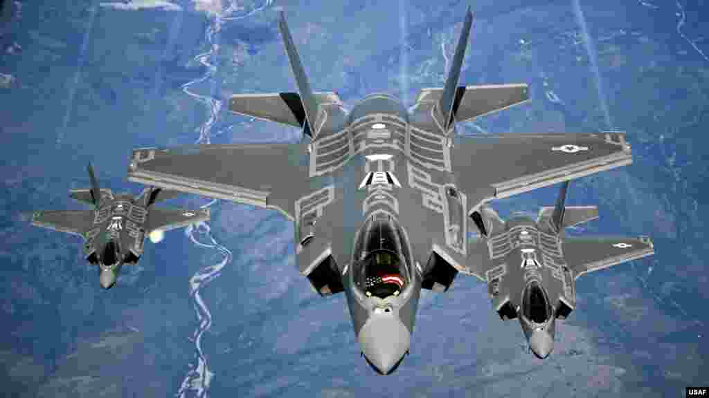 В 2016 году ВВС США получили F-35 "Молния II". Этот самолет меньше, чем F-22, но также принадлежит к истребителям пятого поколения, только обходится дешевле 