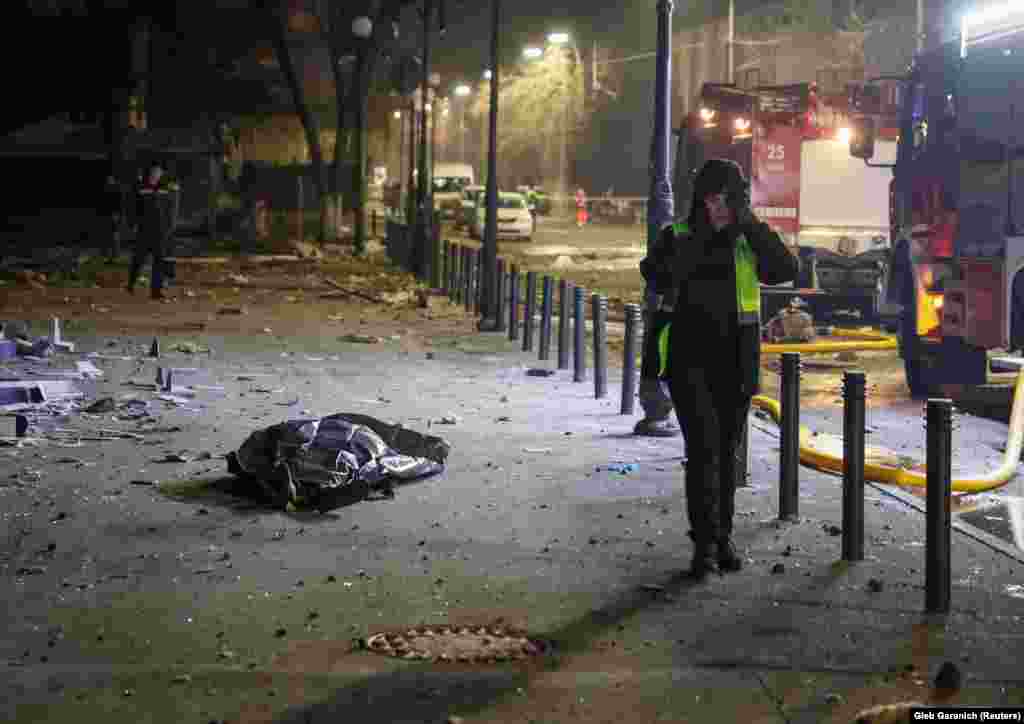 В Оболонському районі столиці внаслідок удару загинула 1 людина, 4 постраждали, серед них – дитина, повідомили в ДСНС. Кличко уточнив, що серед постраждалих – дев’ятирічна дівчинка, її госпіталізували