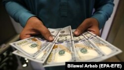 На 18 жовтня офіційна вартість долара встановлена на рівні 24 гривень 73 копійок