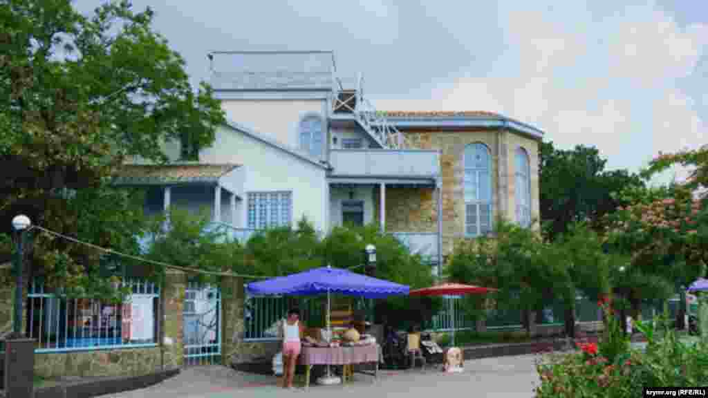 Набережная возле дома-музея поэта и художника Максимилиана Волошина. В жаркое время дня она пустует, так как отдыхающие – на море либо на экскурсиях