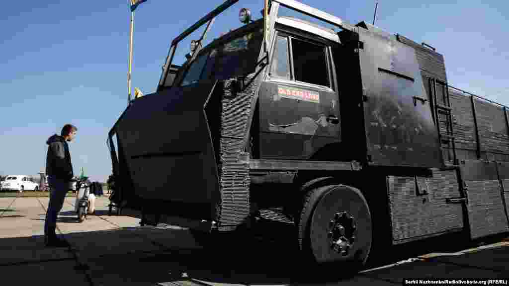 Обшитий металом вантажний автомобіль, який в 2014 році в бойових цілях використовув батальйон «Азов»