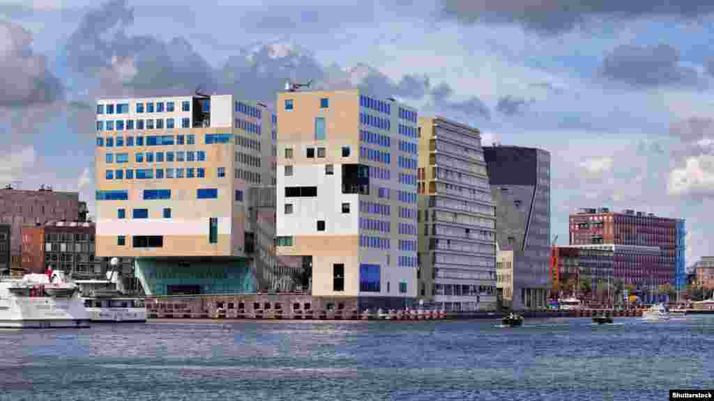 У Нідерландах залишаються лише ті експонати, які зберігалися в Криму. У грудні 2016 року Окружний суд Амстердама ухвалив рішення передати «скіфське золото» Києву, проте музеї півострова подали апеляцію. Вони посилаються на українське право, згідно з яким передали експонати на виставку в Амстердам і яке дозволяло музеям управляти колекцією. Тепер подальша доля реліквій вирішується у цій будівлі – в Палаці юстиції, у Апеляційному суді Амстердама