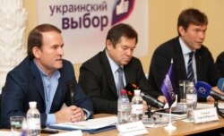 Довоєнне фото. Зліва направо: голова проросійської організації «Український вибір» Віктор Медведчук, радник президента Росії Сергій Глазьєв, якого ГПУ звинувачує у воєнних злочинах і причетності до так званої «русской весни», та Олег Царьов, якого в Україні звинувачено у державній зраді, й який переховується у Росії. Дніпро, 14 грудня 2012 року