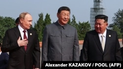 "საუბრები უკვდავებაზე". ვლადიმირ პუტინი (მარცხენა), სი ძინპინი (შუაში), კიმ ჩენ ინი. 2025 წლის, 3 სექტემბერი. პეკინი