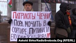 Мітинг проти російського тероризму, Київ, 11 грудня 2014 року. Акцію присвятили 20-м роковинам вторгнення російських військ до Республіки Ічкерії. У мітингу на майдані Незалежності взяли участь представники чеченської, білоруської, кримськотатарської, азербайджанської діаспор та українські активісти.