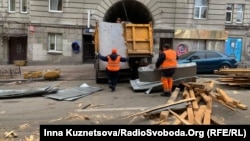 Комунальники прибирають вулицю у центрі Києва після шквального вітру, 11 березня 2019 року