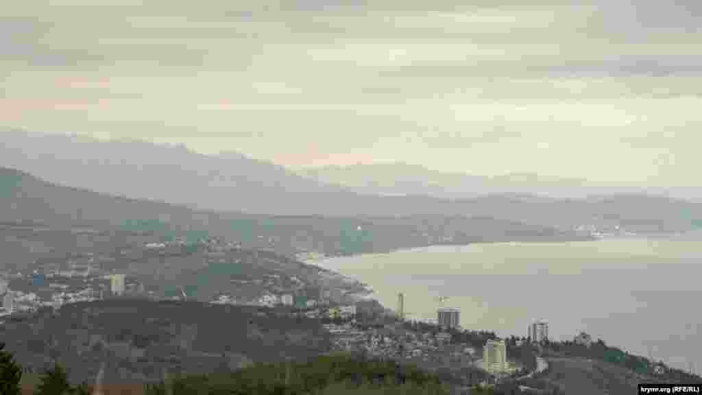 На северо-восточной окраине села Виноградное. Далее внизу – Алушта, до которой по шоссе около 8 километров