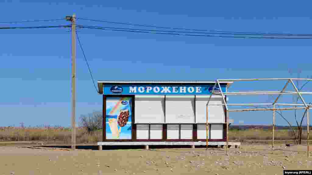 «В Севастополе всегда на пляжах было достаточно точек общепита. Но сейчас их стало существенно больше. Все эти павильоны устанавливаются в непосредственной близости от среза воды, что, конечно, не может положительно влиять на чистоту пляжей», – сказала Литвиненко в комментарии Крым.Реалии.  На фото: пляж в селе Орловка под Севастополем, 10 марта