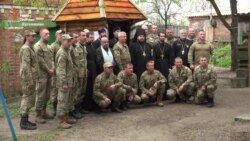 Військовий капелан відмовився від ротації і служить поблизу передової (відео) Військовий капелан відмовився від ротації і служить поблизу передової (відео)