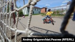 Посёлок в посёлке на улице Яркой. Дети здесь чувствуют себя в безопасности. Пока.